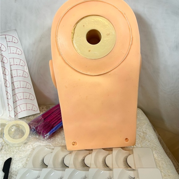New in the Box Practice Eyelash and Makeup Silicone Head and Kit - Picture 5 of 11